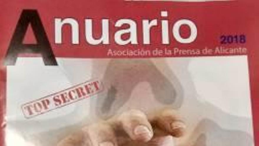 «Top Secret: Antes la muerte que la fuente», aparece en la portada del anuario de los periodistas de Alicante.