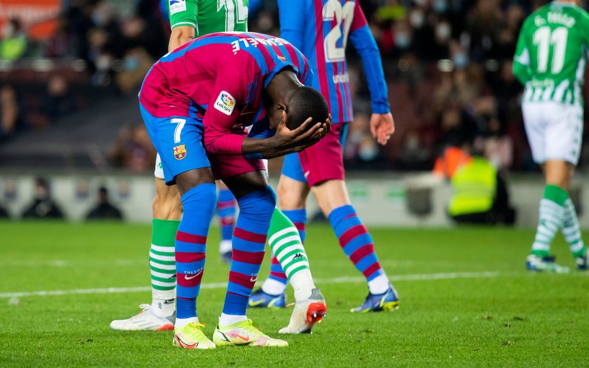 Dembélé se lamenta de una ocasión fallada durante el Barça-Betis del Camp Nou.