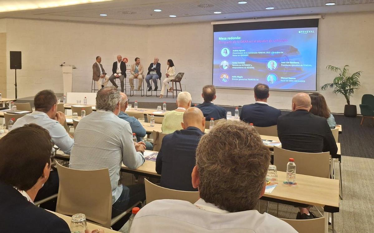 Mesa sobre el impacto de la dana organizada por Feneval en Benidorm.