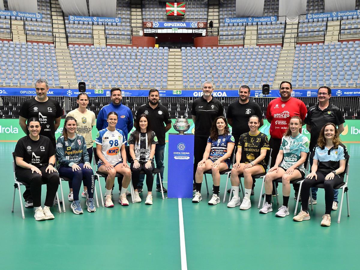 Entrenadores y capitanas de los ocho participantes.