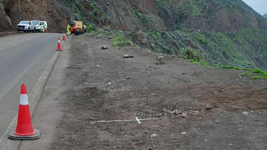 Zona donde se colocan las vallas para impedir aparcar en el acceso a la playa del Roque. | | E.D.