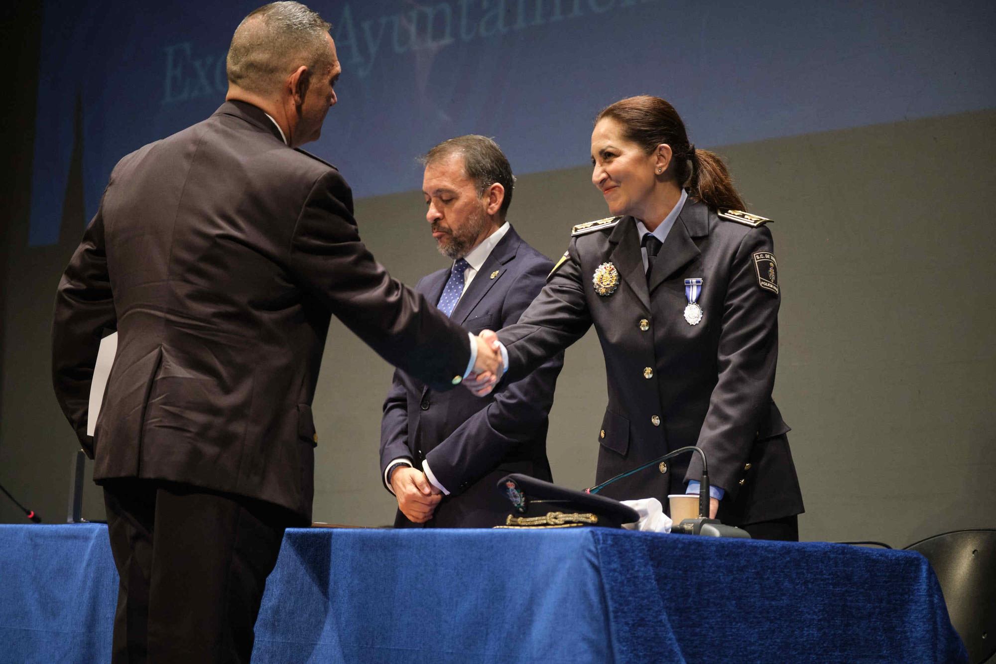 Día de la Policía, con homenajes a agentes y vecinos de Santa Cruz