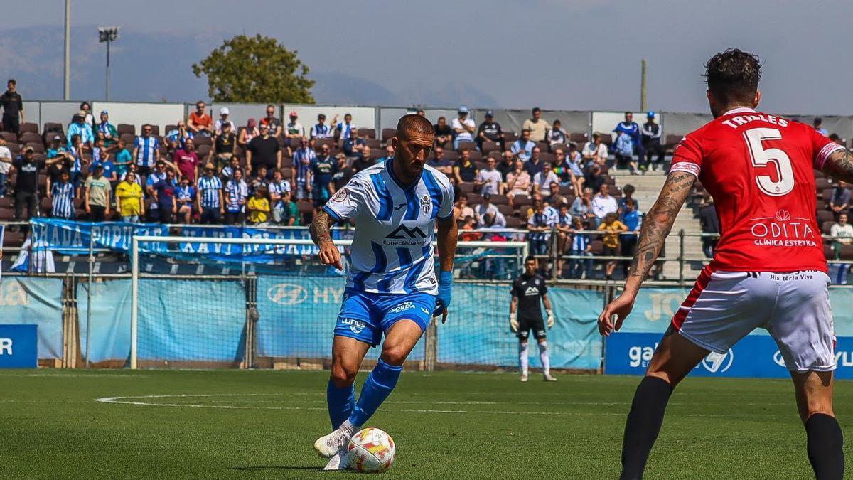 Atlético Baleares ist weiterhin siegreich unterwegs (hier Dioni am Ball).