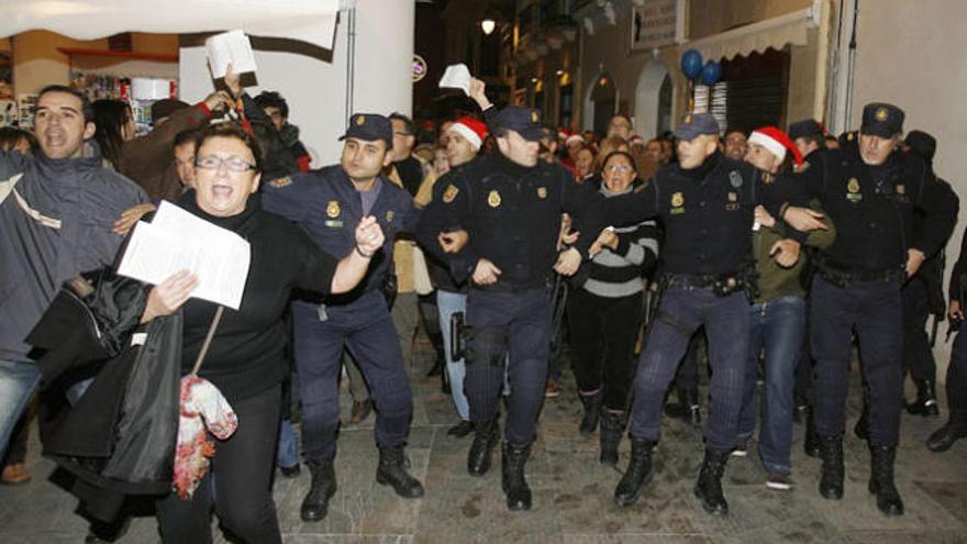 Los antidisturbios realizaron un cordón policial para que los ediles pudieran abandonar un restaurante.