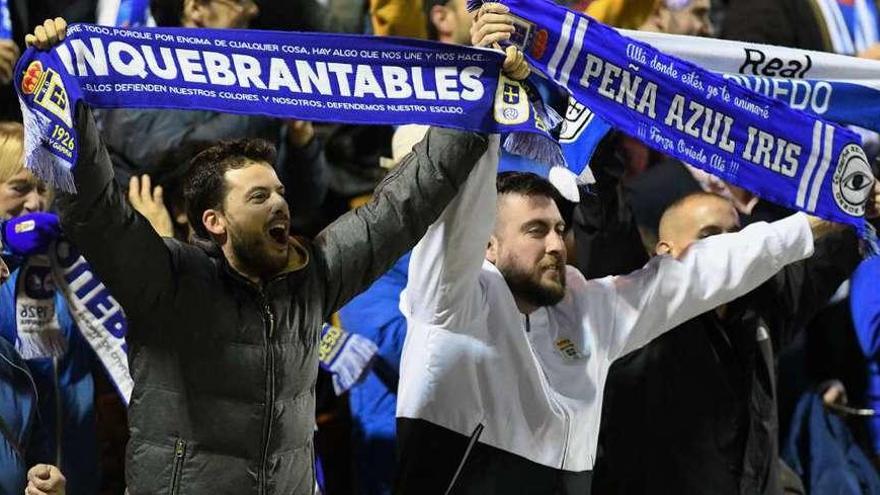 Aficionados del Oviedo, en el desplazamiento contra el Alcorcón.