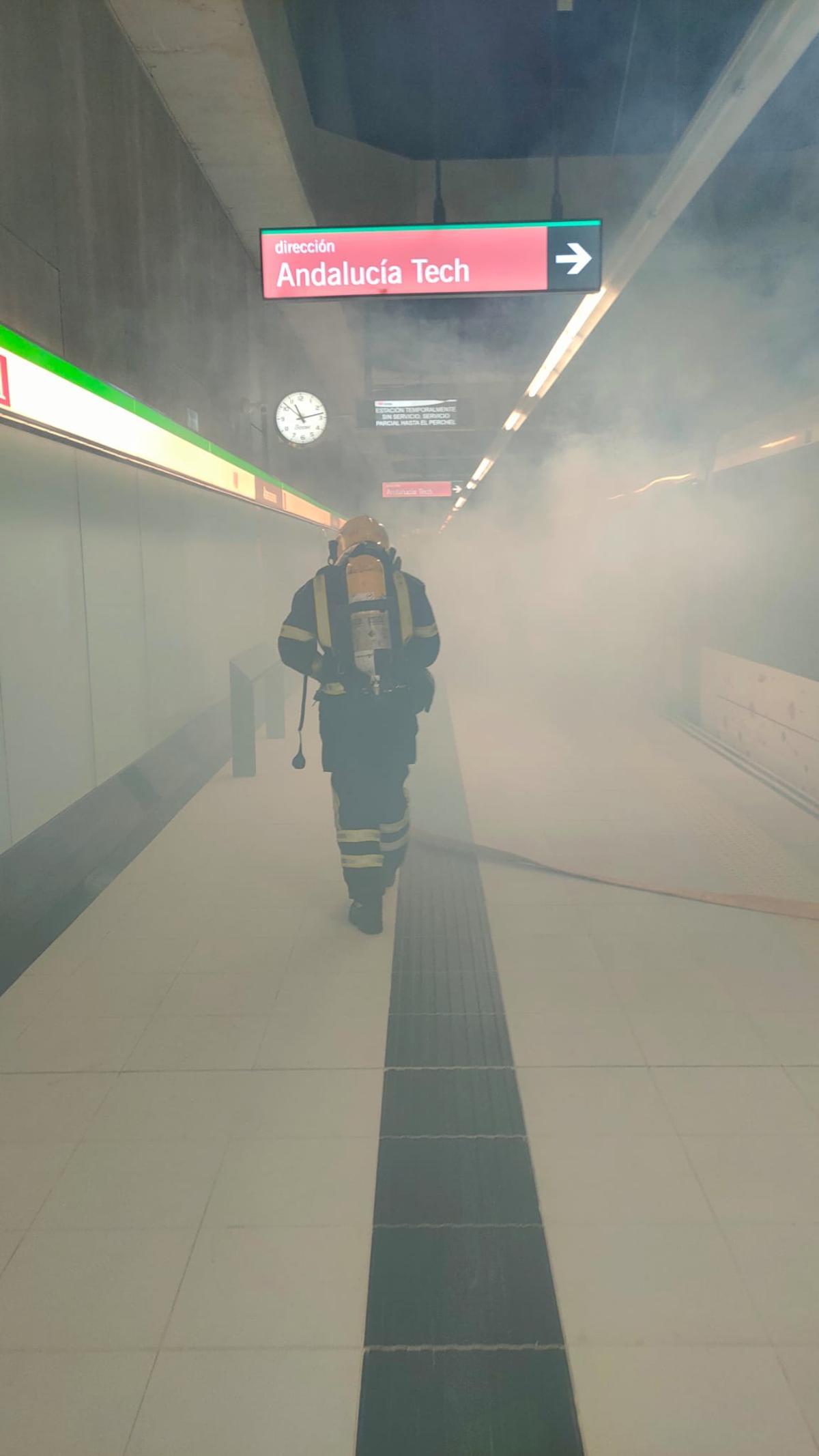 Un bombero en el simulacro de incendio en el metro