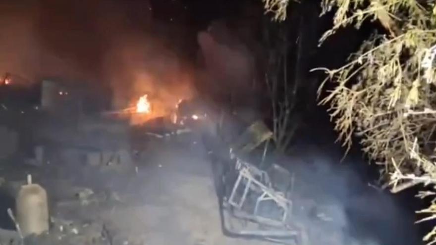 Un incendio deja un herido leve y veinte desalojados en una zona de barracas en Vilassar de Dalt