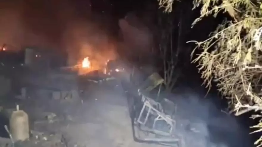 Un incendio deja un herido leve y veinte desalojados en una zona de barracas en Vilassar de Dalt