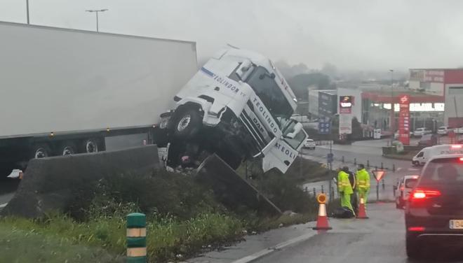 La cabina de un tráiler queda suspendida en el aire tras sufrir un accidente en Santiago