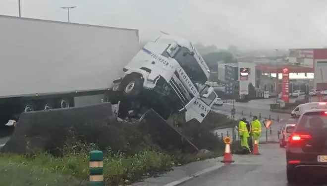 La cabina de un tráiler queda suspendida en el aire tras sufrir un accidente en Santiago