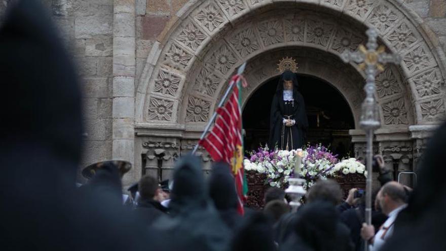 La Virgen de la Soledad a la salida del templo.