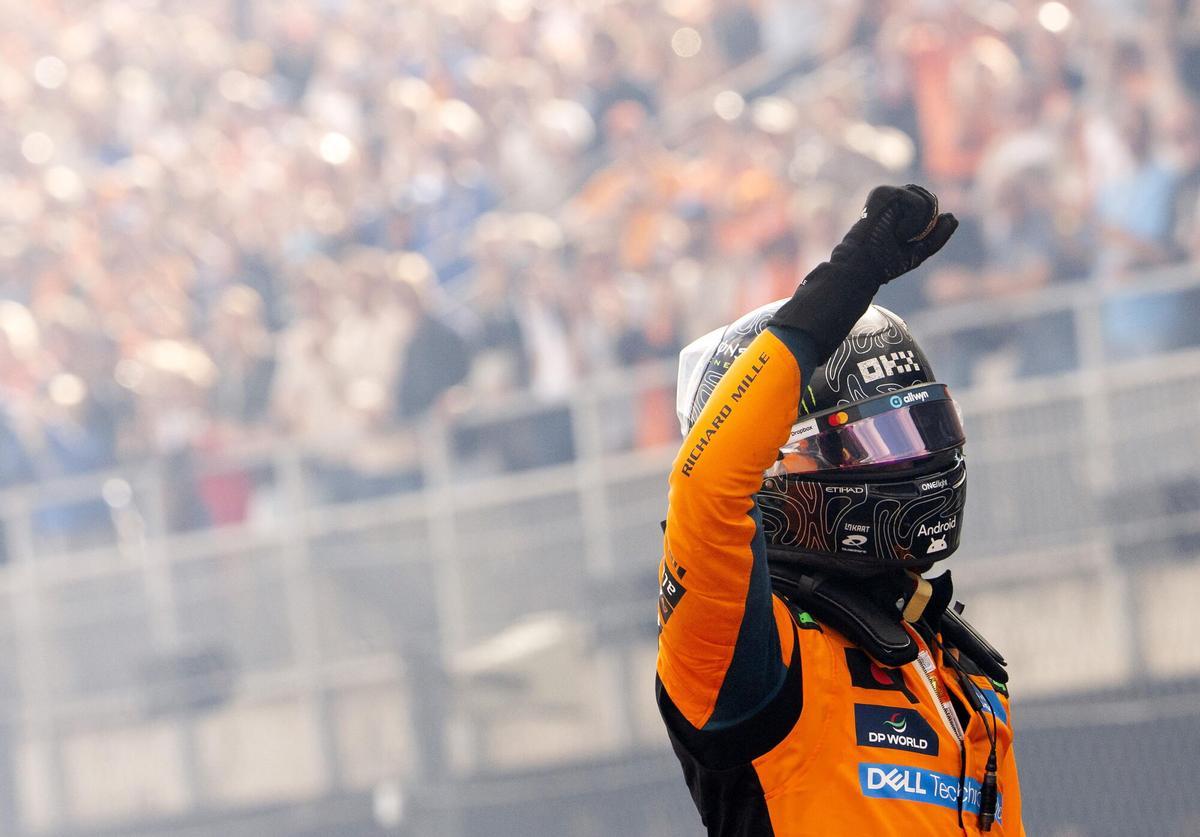 Zandvoort (Netherlands), 23/08/2026.- McLaren driver Lando Norris of Britain celebrates winning the Formula 1 Dutch Grand Prix at the Circuit Zandvoort racetrack in Zandvoort, Netherlands, 23 August 2026. (Fórmula Uno, Países Bajos; Holanda, Reino Unido) EFE/EPA/Remko de Waal Zandvoort (Netherlands), 23/08/2026.- McLaren driver Lando Norris of Britain celebrates winning the Formula 1 Dutch Grand Prix at the Circuit Zandvoort racetrack in Zandvoort, Netherlands, 23 August 2026. (Fórmula Uno, Países Bajos; Holanda, Reino Unido) EFE/EPA/Remko de Waal