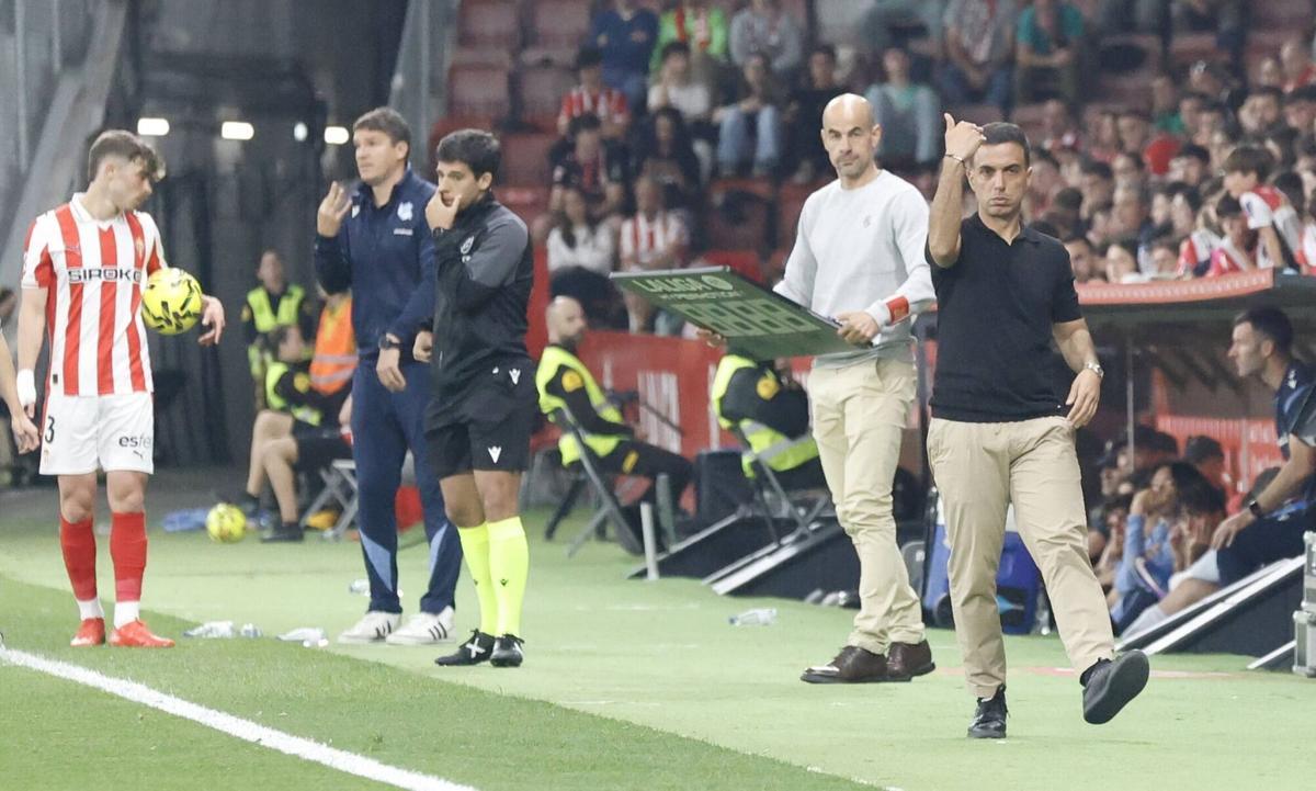Borja Jiménez, con Pablo García al fondo, durante un momento del partido.