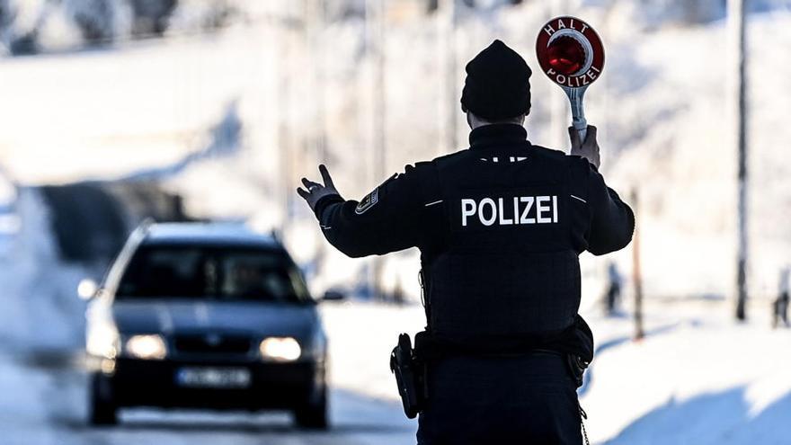 Un policía en un control de movilidad en la frontera de Alemania y República Checa.