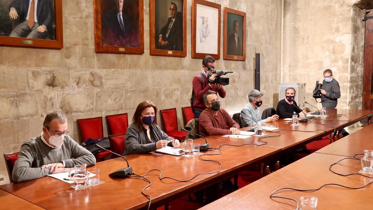 La consellera, en la reunión previa a la rueda de prensa.