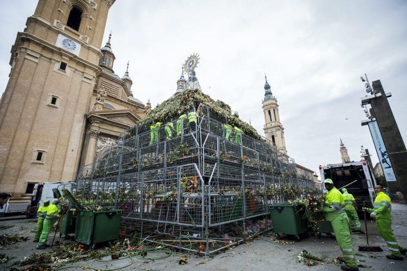 Desmontaje del manto de flores de la virgen del Pilar