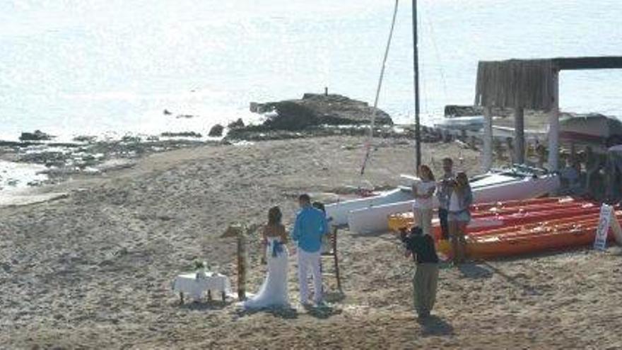 Una foto de archivo de una boda reducida celebrada en Formentera.