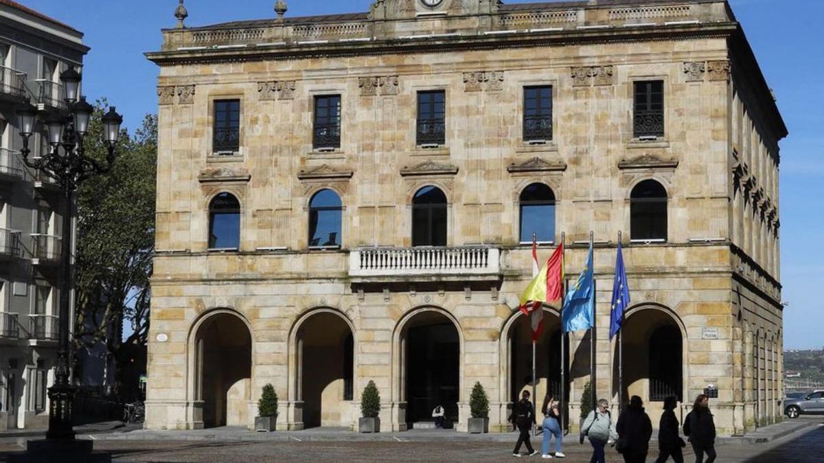 Fachada principal del Ayuntamiento gijonés. | A. S.