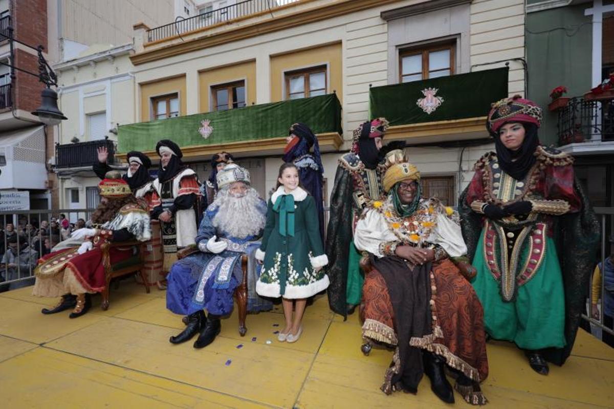 La reina infantil de las fiestas, Ana Colón, ejerció de anfitriona de Sus Majestades.