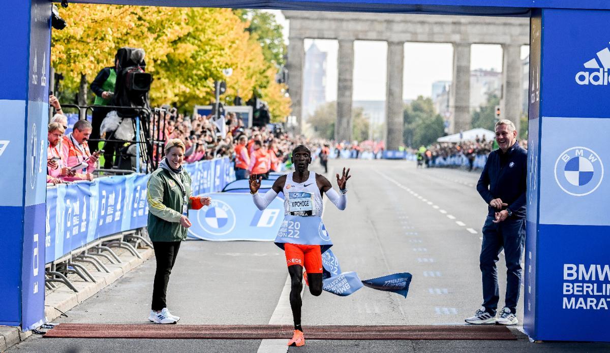 Eliud Kipchoge estableció hace un año un nuevo récord del mundo de maratón