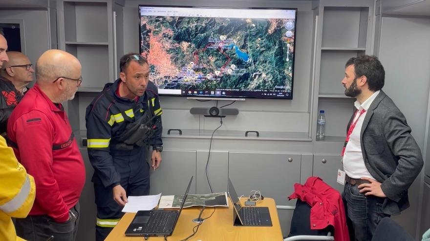 Vídeo: Así se trabaja para extinguir el incendio que está calcinando el interior de Castellón