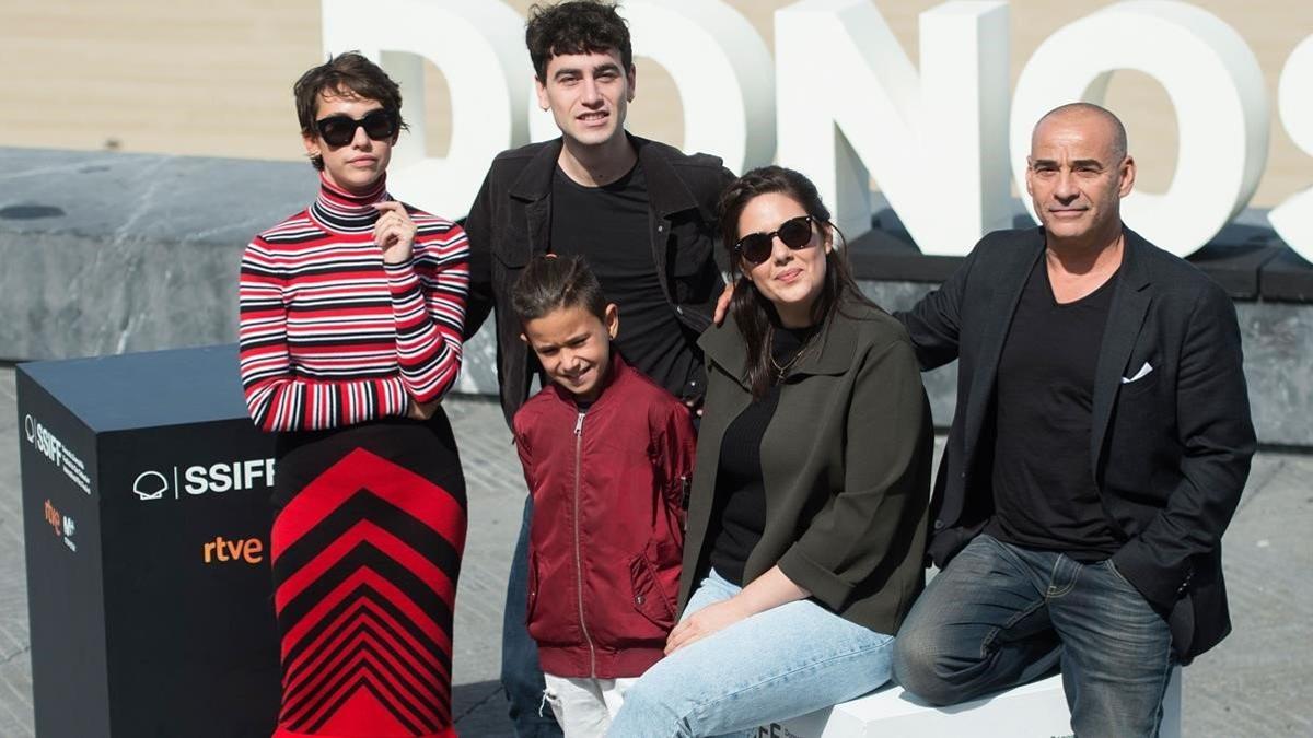 De izquierda a derecha, Greta Fernández, Àlex Monner, Tomás Martín, Belén Funes y Eduard Fernández, tras la presentación de 'La hija de un ladrón' en San Sebastián