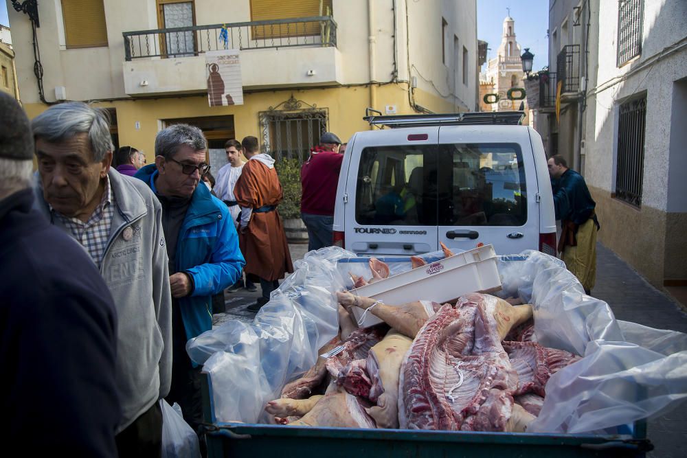 Relleu conmemora Sant Antoni reviviendo la matanza del cerdo