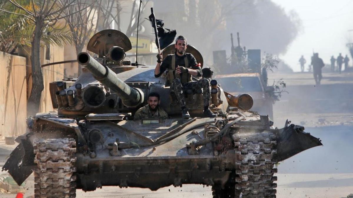 Rebeldes sirios apoyados por Turquía en la ciudad de Saraqib.
