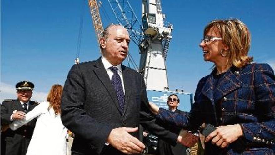 El ministre amb l&#039;alcaldessa de Palamós, ahir, en el port de la vila.