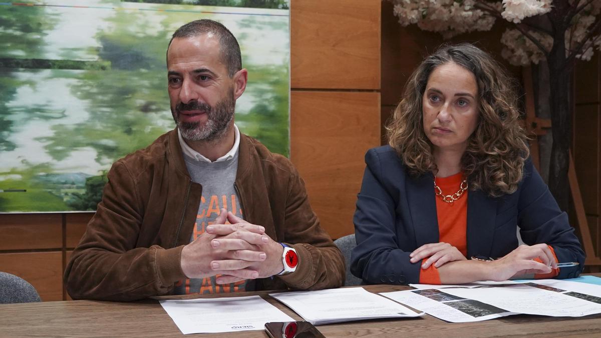 Ángel García con la técnica Marta Chaguaceda, durante la presentación del contrato.