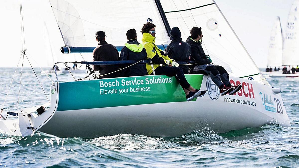 El “Bosch Service Solutions”, durante la manga de ayer. |  // MARÍA MUÍÑA