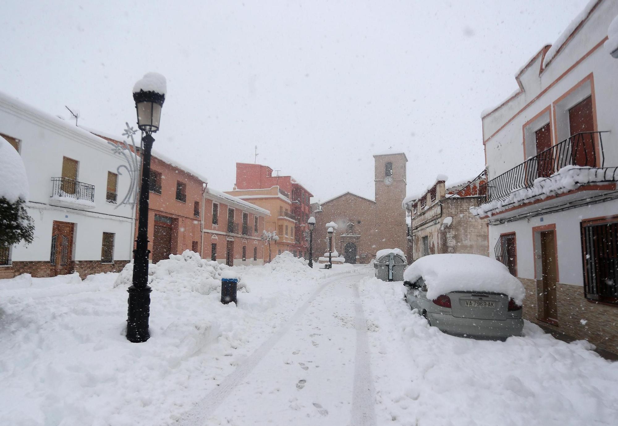 La nieve impide salir de casa en los pueblos del interior de la C. Valenciana