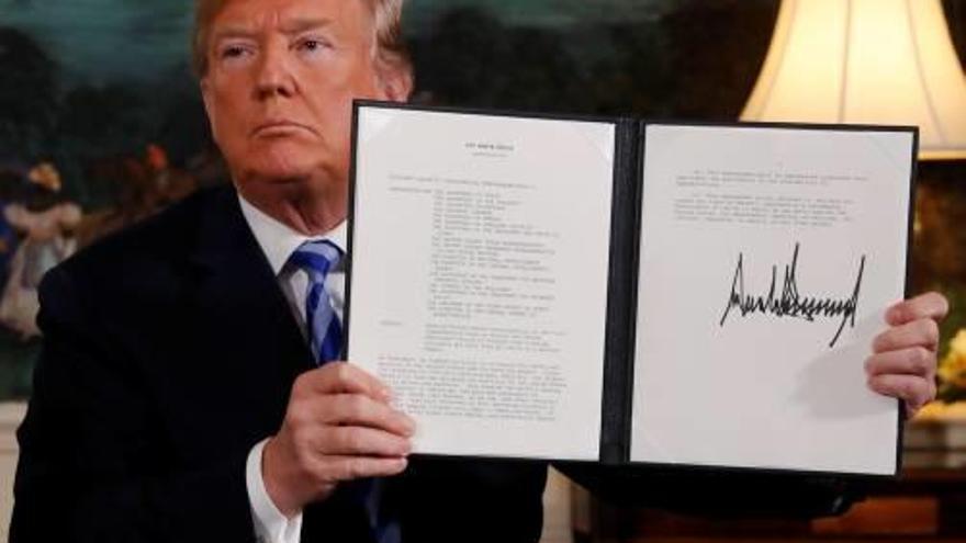 Trump mostra el document que trenca el pacte amb l&#039;Iran.