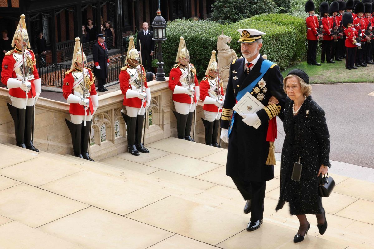 El Rey Felipe VI de España y su madre, la Reina Sofía de España, llegan a la Capilla de San Jorge dentro del Castillo de Windsor