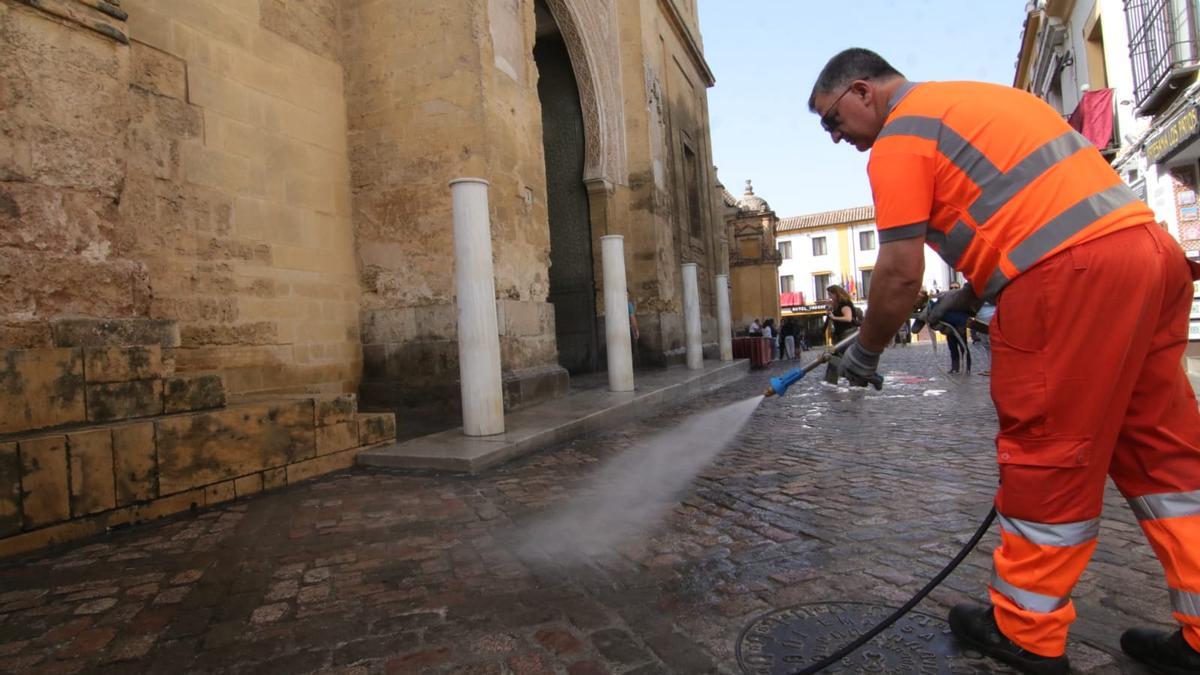Trabajador de Sadeco limpiando el entorno de la Mezquita este lunes.