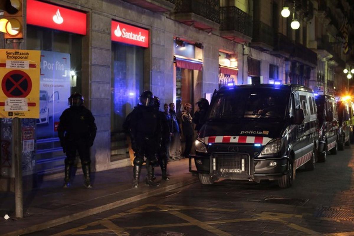 Desplegament policial al centre de Barcelona per les mobilitzacions de suport al barri de Gamonal de Burgos.