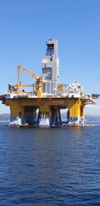 Una gigantesca plataforma petrolífera hace escala en Cíes