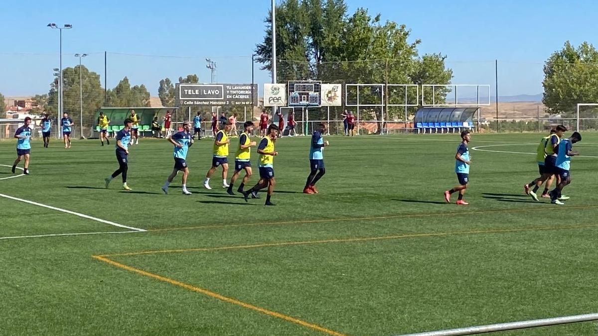 Futbolistas colegiales en la primera sesión de trabajo de la pretemporada.