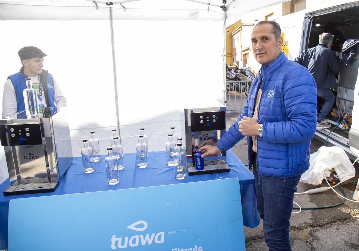 Ángel Casero en la salida de la tercera etapa de la Volta en Bétera.