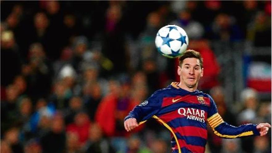 Messi pica la pilota per sobre del porter del Roma, Szczesny, per marcar el segon de la nit.