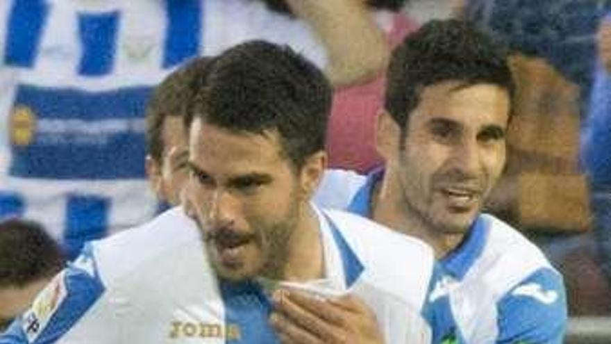 Pablo Insua celebra su gol ayer.