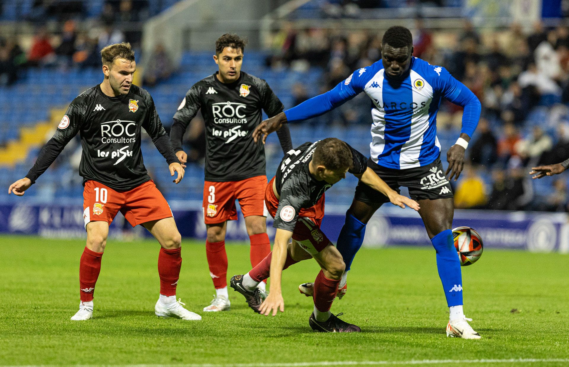 Samu Vázquez da los tres puntos al Hércules