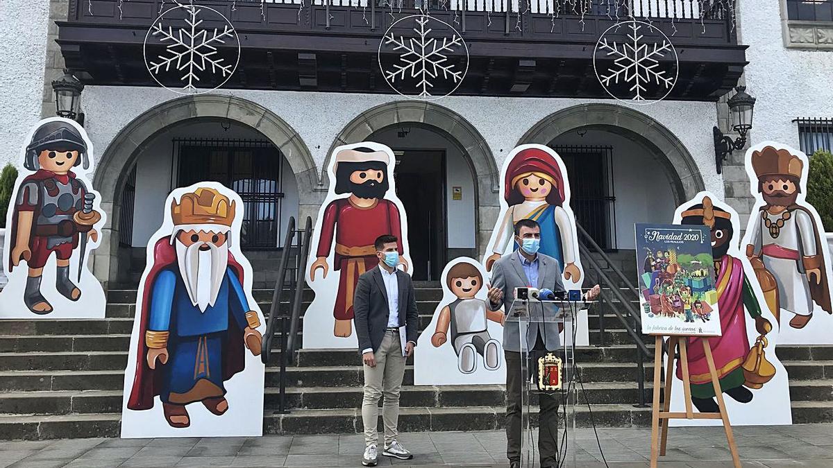 El alcalde, Manuel Domínguez, y el edil de Fiestas, José David Cabrera, junto al nacimiento de Playmobil, obra de Ro.Ro. | | E.D.