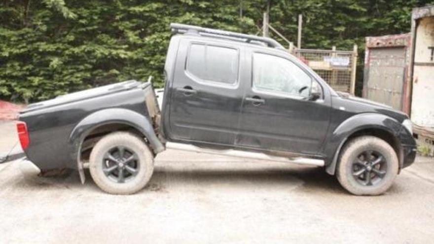 Diversos Nissan Navara pick up, partits per la meitat