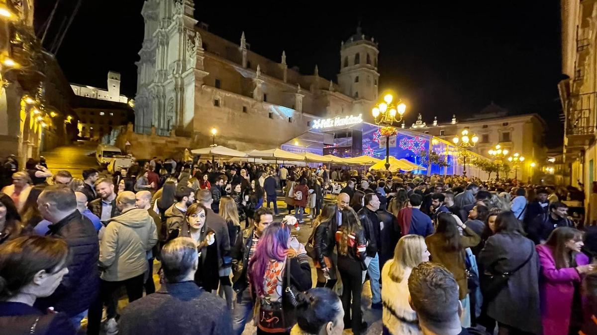 Las más de dos mil personas que se daban cita en la carpa de la Navidad de Plaza de España posaban para la foto.