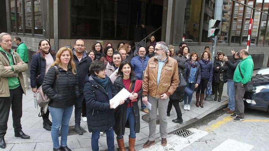 Madres y padres, frente a la delegación de la Xunta, donde, ayer, entregaron las firmas. // Iñaki Osorio