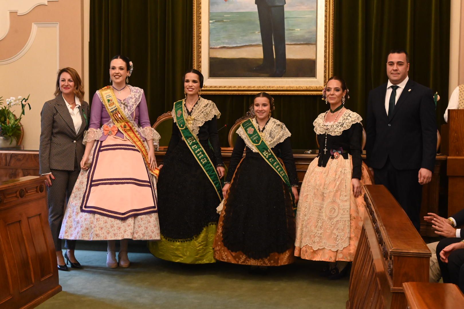 Galería de imágenes: Recepción de las reinas de los pueblos en el Ayuntamiento de Castelló