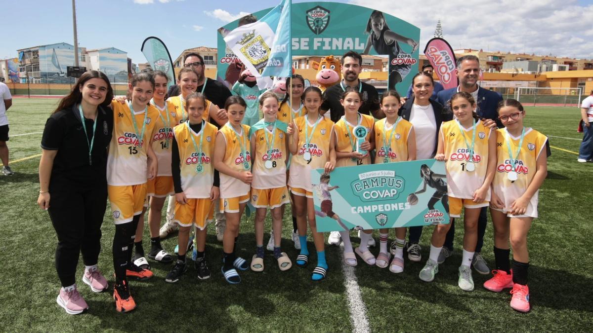 El Colegio Virgen del Carmen celebra la victoria en el baloncesto femenino de la fase final de la Copa Covap.