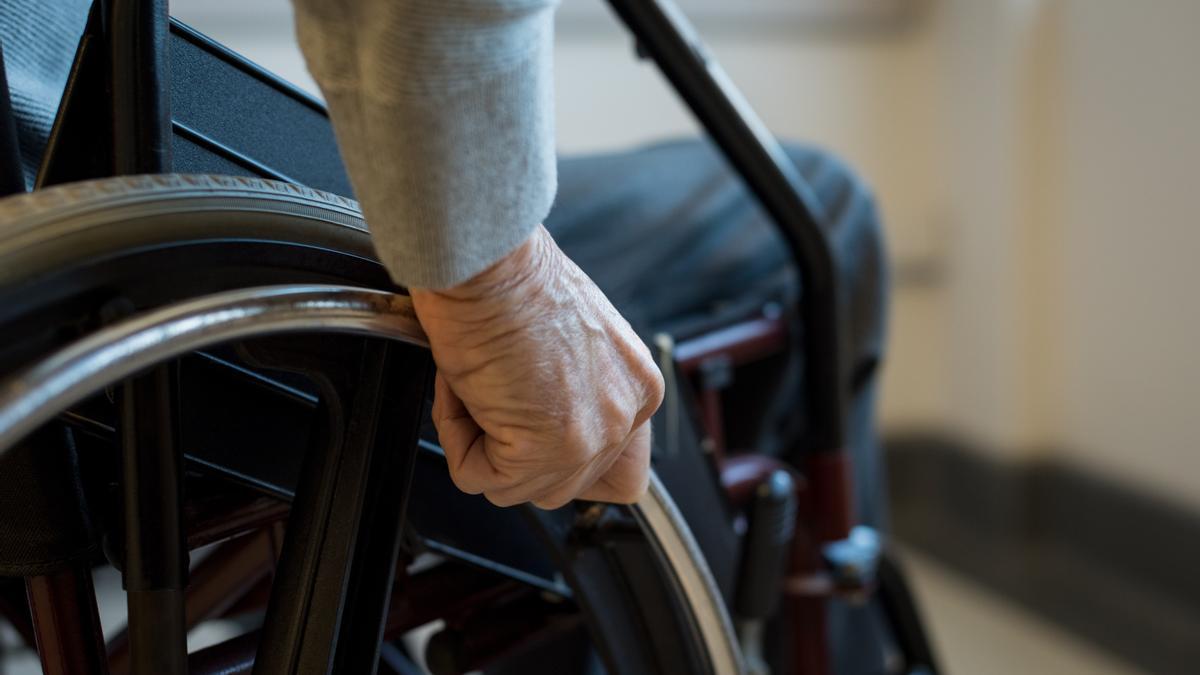 Imagen de recurso de un hombre en una silla de ruedas.