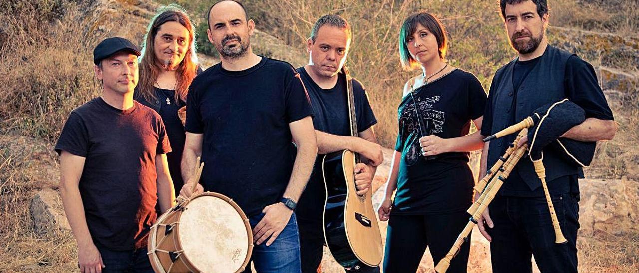 Componentes y músicos del grupo ArseFolk de Sagunt.